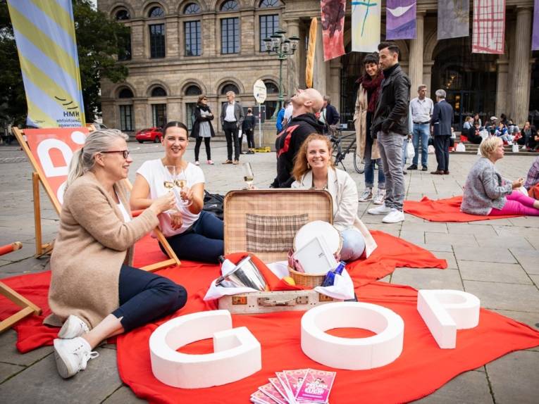 Menschen beim Picknick auf einem Platz.